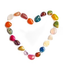 Edelsteinherz, Herz aus bunten Edelsteinen, Freisteller, freigestellt auf weißem Hintergrund