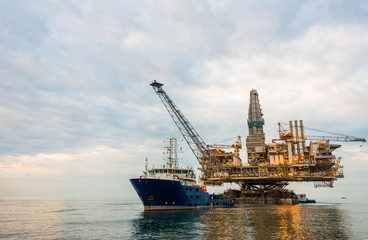 Obraz premium Oil rig platform in the calm sea