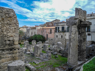 Fototapeta na wymiar Temple of Apollo, in Syracuse, Sicily, Italia