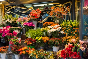 Crédence de cuisine en verre imprimé Fleurs Street flower shop with colourful flowers