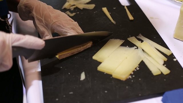 Cortando queso
