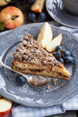 Apple and cinnamon crumble cake