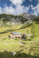 Obraz premium Schutzhütte in den Alpen