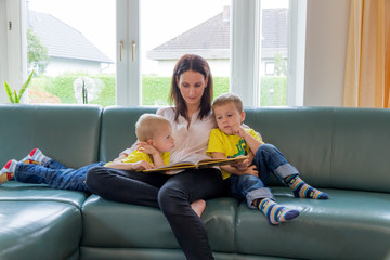 Mutter liest ein Märchen vor