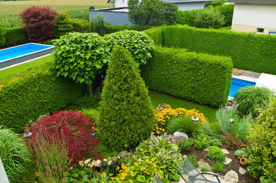 Garten mit Swimmingpool