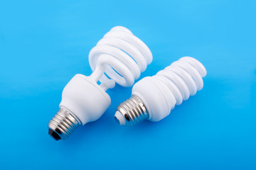 Две энергосберегающие лампы