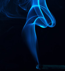 Blauer Rauch einer Zigarre