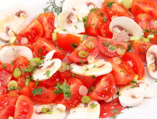 Tomatensalat mit Pilzen