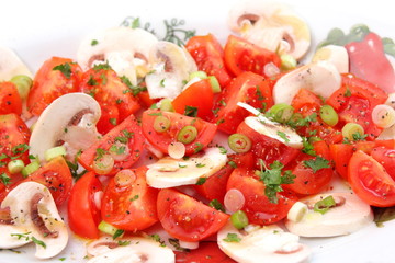 Tomatensalat mit Pilzen