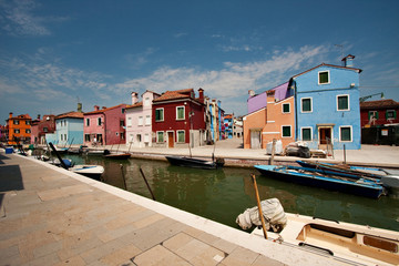 Fototapeta na wymiar Canal with colorful houses- Burano, Veneto Italy