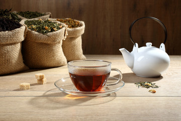 te' in tazza di vetro trasparente