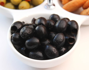 schwarze oliven