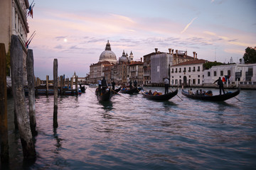 Góndolas en el Gran Canal de Venecia