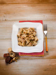 pasta with dried tomatoes and nuts