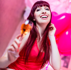 Frau feiert im Nachtclub Party mit Sekt