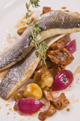 Fried herring with mushrooms, chanterelle and red onion