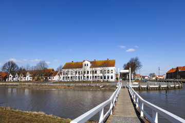 Weiße Brücke über den Torfhafen in Tönning
