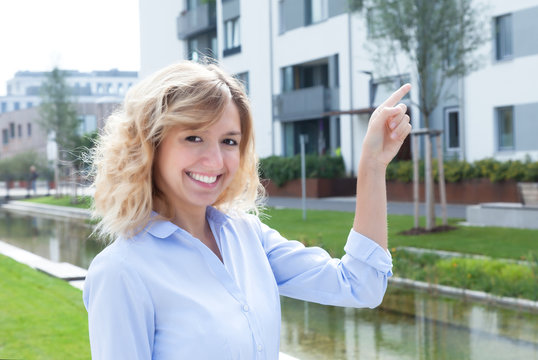 Junge Frau mit blonden Locken hat eine Wohnung gefunden