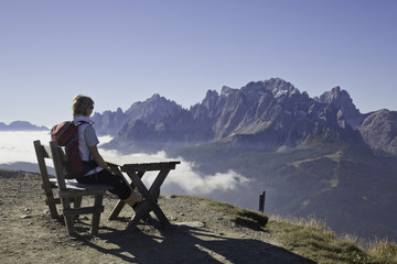 Naklejka na ściany i meble Frau blickt vom Kranischen Höhenweg zu den Dolomiten