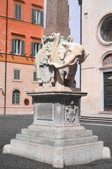 Piękny pomnik słonia na placu della minerva w Rzymie, włochy