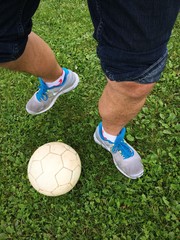 Kicken mit hochgekr&auml;mpelter Jeans