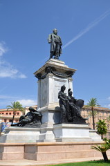 Fototapeta na wymiar Pomnik Camillo Cavour na placu Cavour w Rzymie, Włochy