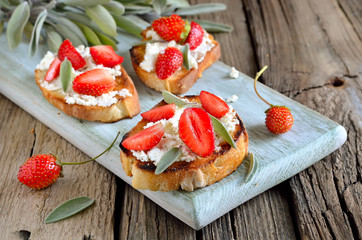 Crostini with goat cheese