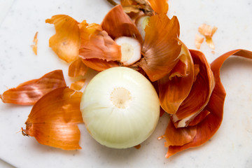 Geschälte Zwiebel auf Hackbrett