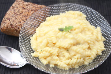 Nudeln mit Käsesoße