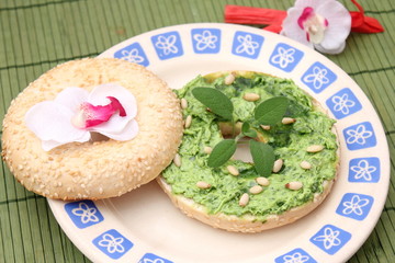 Bagel mit Pesto