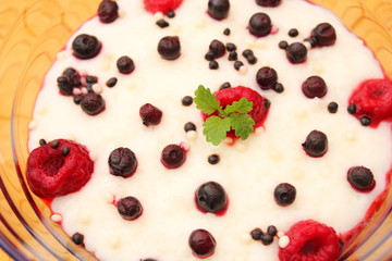 Pudding mit Waldbeeren