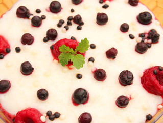 Pudding mit Waldbeeren