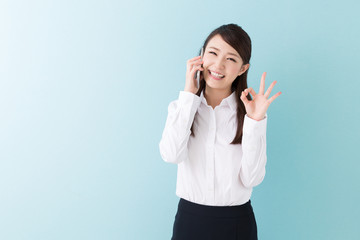 電話をする女性　ビジネス