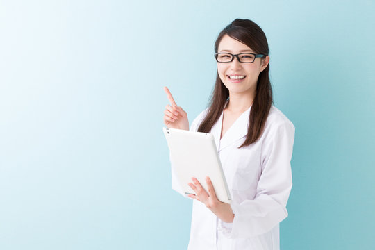 白衣の女性