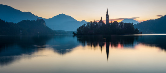 Piękny świt nad jeziorem Bled
