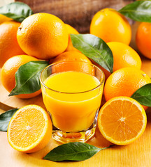 Fototapety  szklanka soku pomarańczowego ze świeżymi owocami