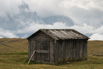 Fototapeta na wymiar old wooden shed in Dolomites