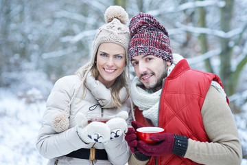 Paar beim Tee trinken im Winter