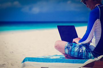Obraz na płótnie Canvas man with laptop on beach vacation