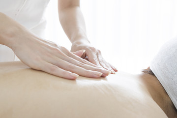 Obraz na płótnie Canvas Oil massage of the back of the female
