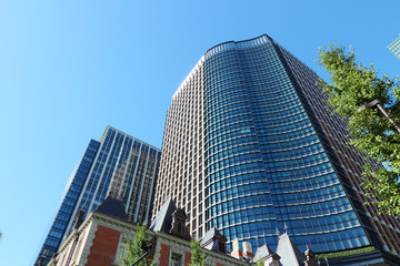 Obraz premium 高層ビル・青空