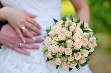 Obraz na płótnie Canvas the bride holding wedding bouquet of pink and white roses