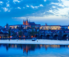 Fototapeta premium View of Charles Bridge and Prague Castle in dusk