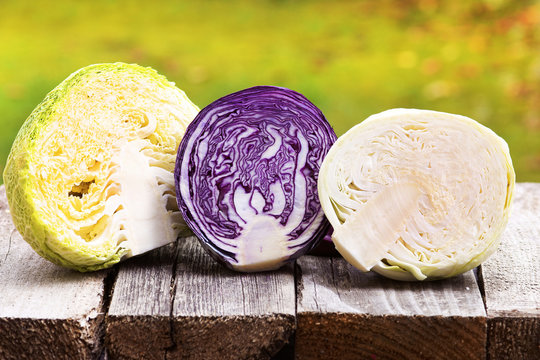 Wirsing, Rotkohl, Weisskohl, auf Brett, copy space