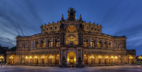 Fototapeta na wymiar Semperoper in Dresden am Abend