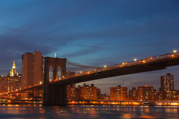 Fototapeta na wymiar Brooklyn Bridge at night