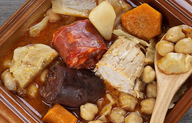 Garbanzos con coles, carne,morcilla y chorizo.