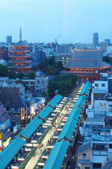 Obraz premium Tokyo Asakusa sensoji temple at twilight time