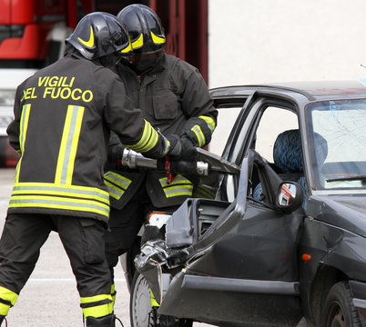 Firefighters open the car with a powerful pneumatic shears