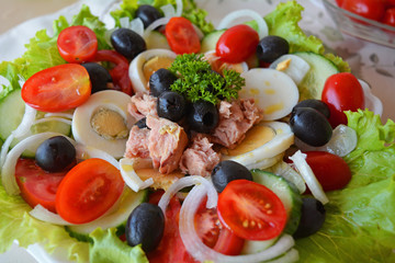 Obraz na płótnie Canvas Fresh mixed vegetable salad with tuna and olive oil